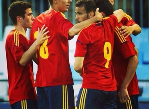 Iván Alejo celebra un gol con sus compañeros de la selección sub-19
